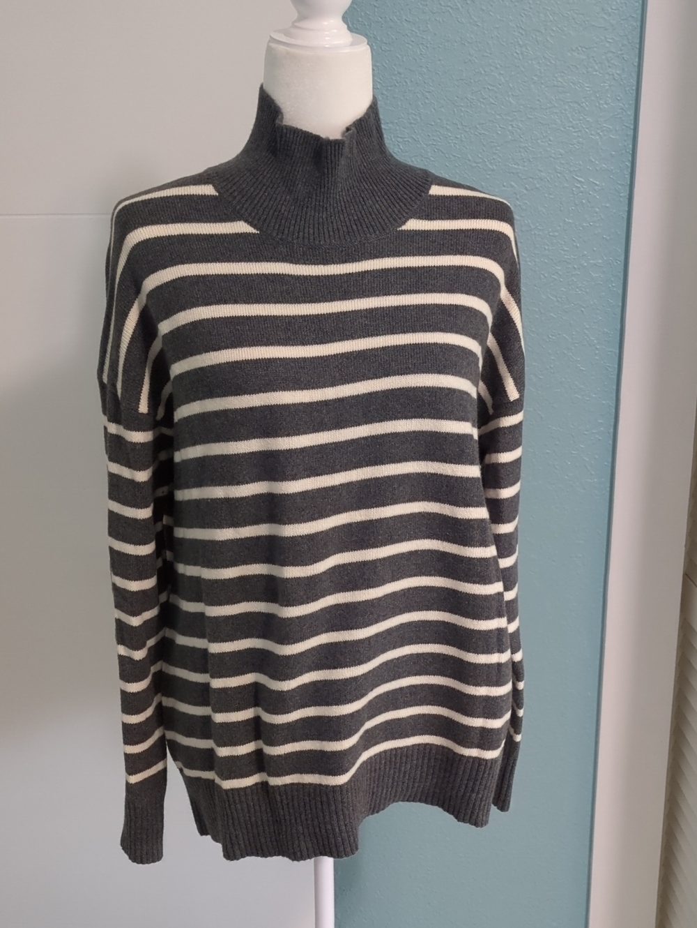 Banana Republic Striped TurtleNeck Soft Cozy Pullover Relaxed Fit Sz M